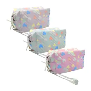 Cosmetiquera acolchada con estampado de corazón y colgante de perlas,…