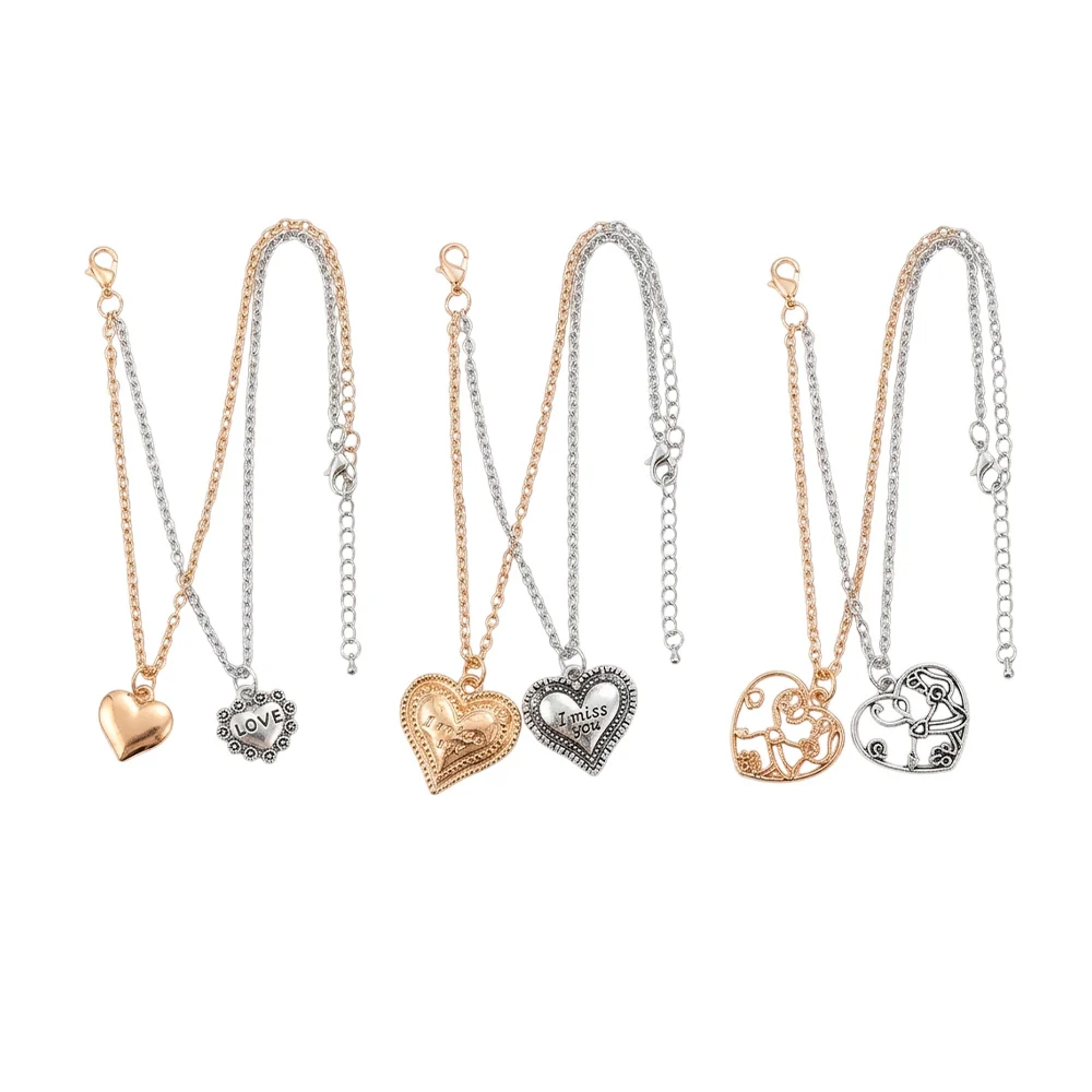 Collares a dúo, plata y oro, con temática de enamorados y detalles de…