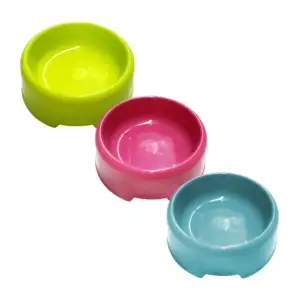 Plato redondo de plástico en colores lisos con diseño ergonómico para…