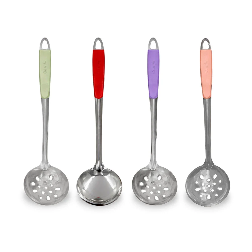 Cucharon chuju tipo colador o liso de metal con mango de plástico, va…