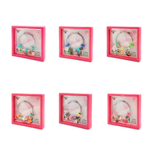 Estuche con brazalete metálico ajustable con decoración de dijes, var…