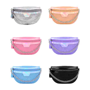 Bolsa tipo cangurera, con decoración de pedrería, con asa de cadena, …