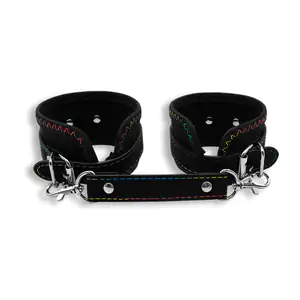 Par de esposas para bondage, cuero con detalles multicolores + acceso…