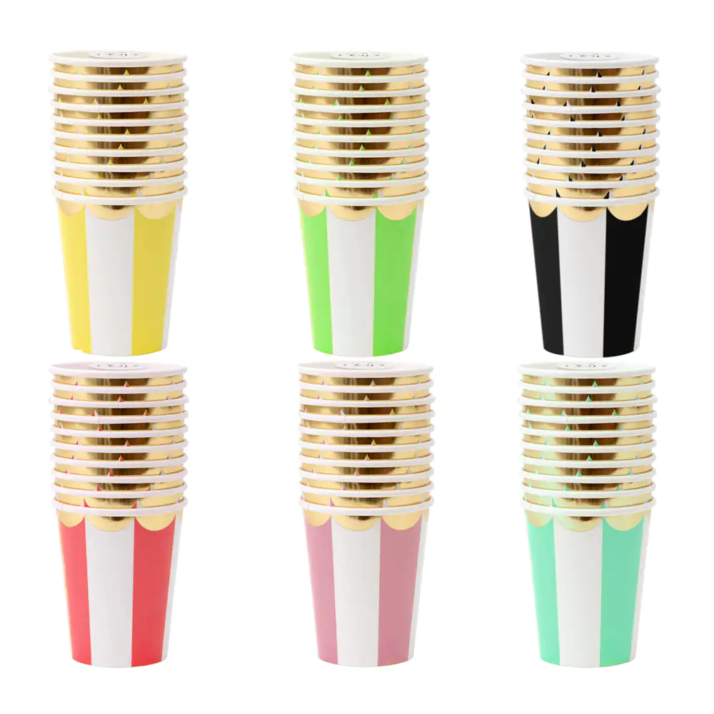 Paquete con 10 vasos desechables con diseño de rayas y detalles dorad…