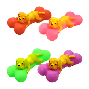 Juguete chillón en forma de hueso con textura suave y perrito acostad…