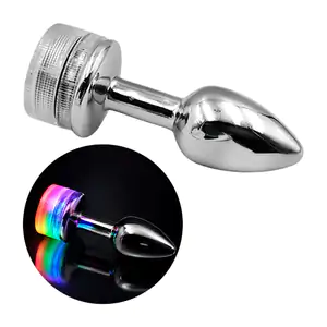 1pz plug metálico, chico con luz rgb, 8.5cm / pluz