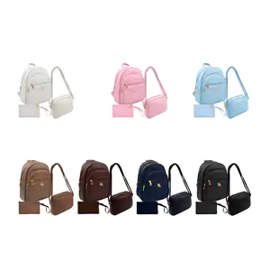 Set de mochila, crossbody y monedero tipo piel kamel reina con detall…