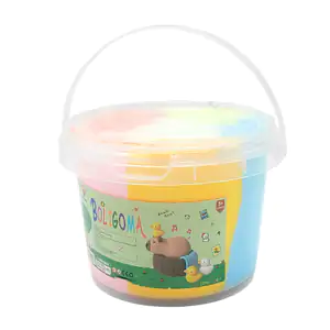 Bote pequeño tipo cubeta con masita moldeable de diferentes colores, …