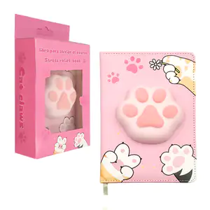 Libreta acolchada con estampado de gatitos y squeeze en forma de garr…