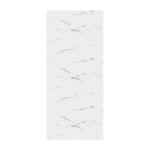 Rollo con papel tapiz de 120x290cm con estampado de mármol y detalles…