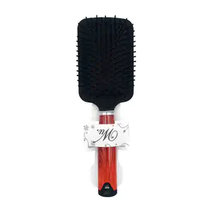 Cepillo rectangular con cerdas de plástico en color negro matte y man…