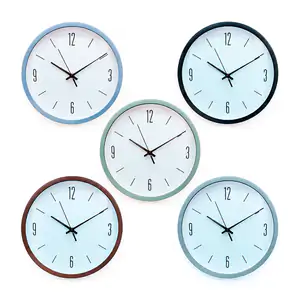 Reloj redondo de pared con diseño minimalista, fondo blanco y marco l…