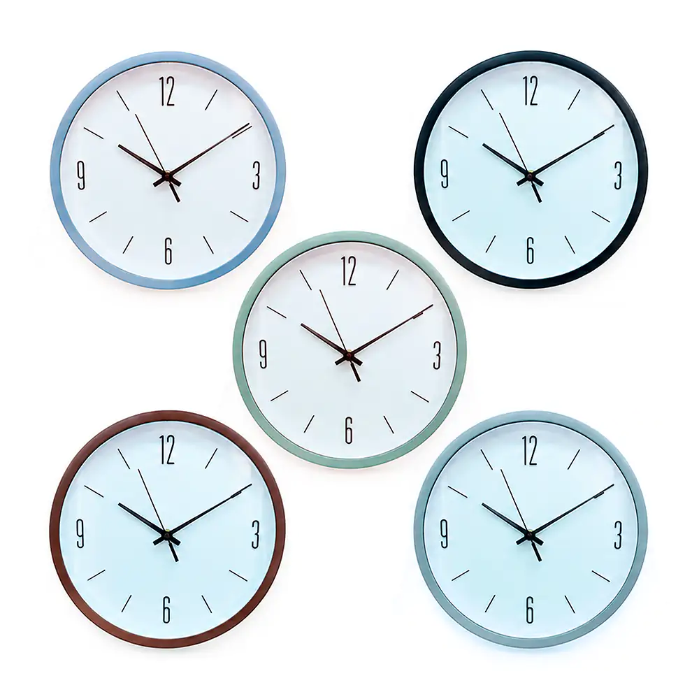 Reloj redondo de pared con diseño minimalista, fondo blanco y marco l…
