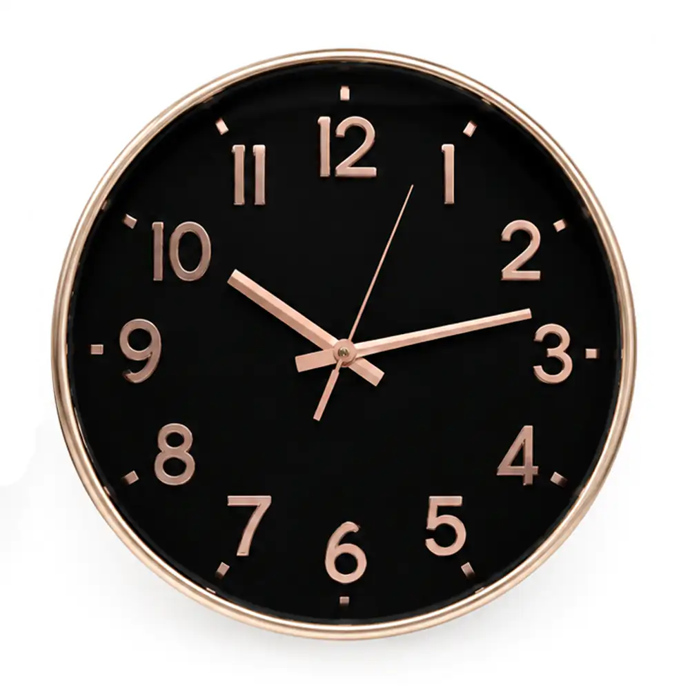 Reloj redondo de pared con fondo negro y marco metálico tipo cobre, 30cm