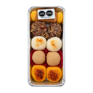 Charola pequeña con 9pzas de cocadas, rollo de guayaba, jamoncillo, p…