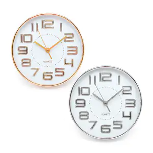 Reloj redondo de pared quartz con números y marco color metálico, 20c…
