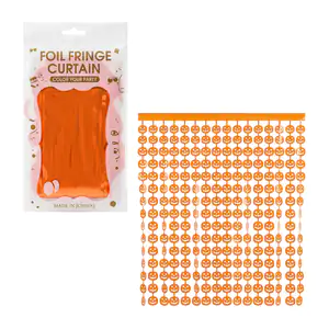 Cortina foil fringe curtain en color naranja con diseño de calabazas …