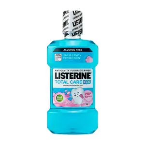 Bote con enjuague bucal listerine total care kids 6 en 1 de 500ml