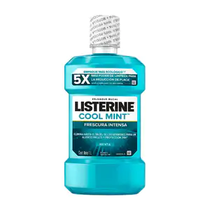 Botella con enjuague bucal listerine cool mint para una frescura inte…