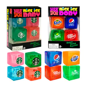 Paquete 4pzas de mini squeezes en forma de cubo con tematica de marca…