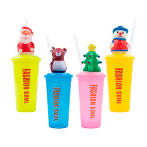 Vaso de plástico con tapa y popote + figura navideña, variedad de col…