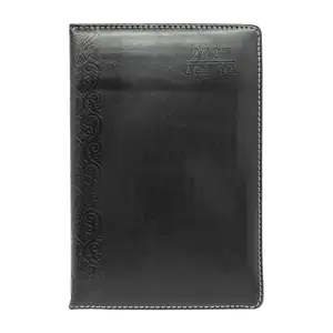 Agenda 2027 con pasta acolchada en color liso + relieve tipo colonial…