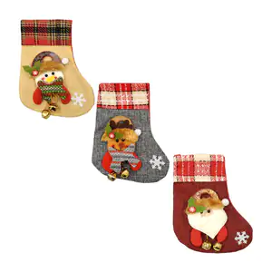 1pza Bota de tela 20x15cm con temática navideña con diseño cuadricula…